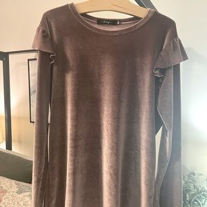 BKE boutique top from the Buckle. Black label. Mauve velvet with ruffle sleeves